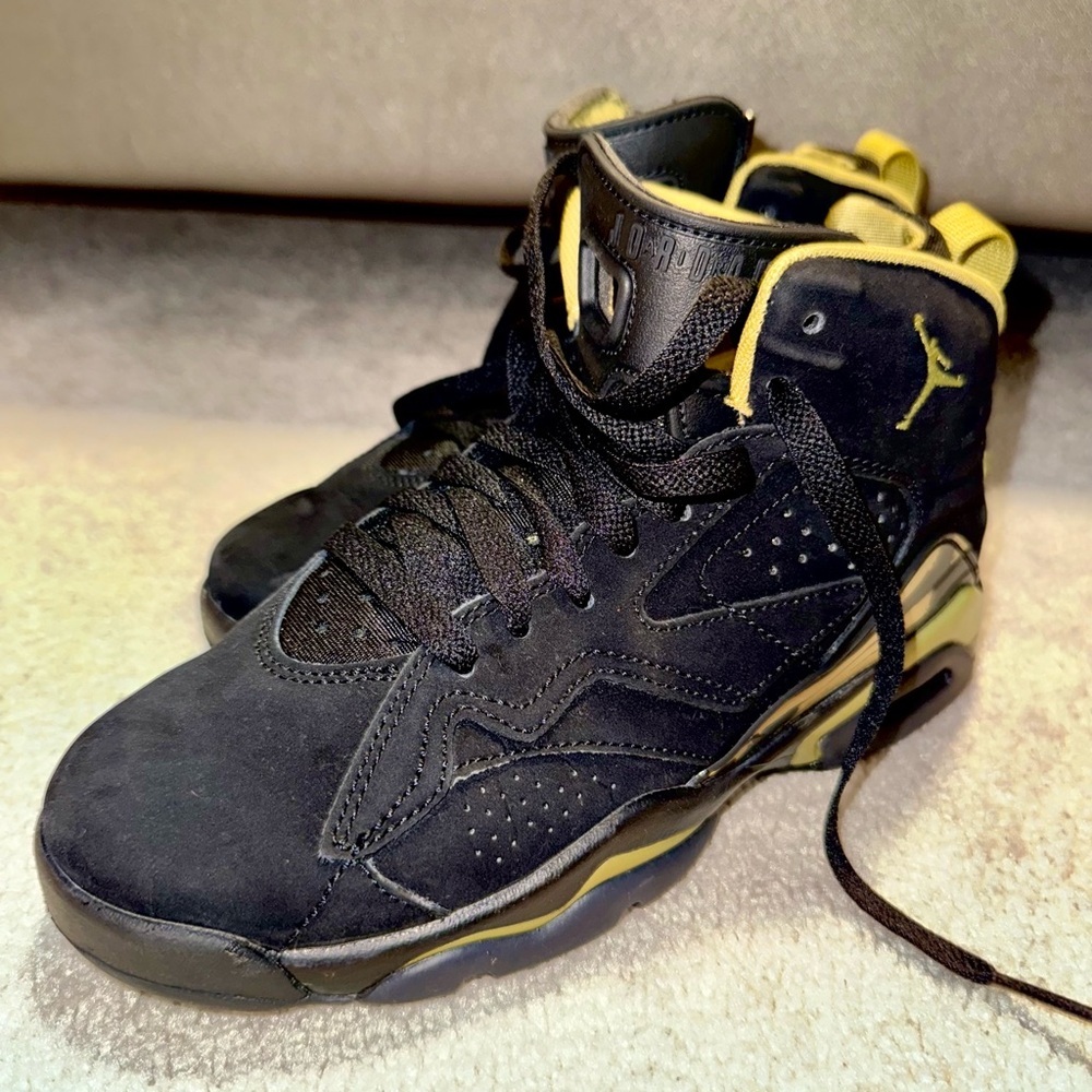 Jordan Kids Black and Gold Sneakers